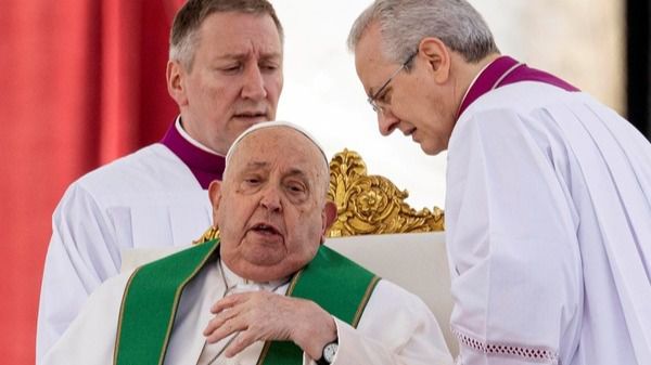 Una bronquitis obliga a ingresar al papa Francisco