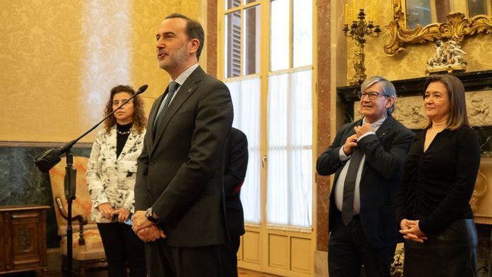 Gabriel Le Senne. Al fondo, Pilar Costa y Mercedes Garrido.