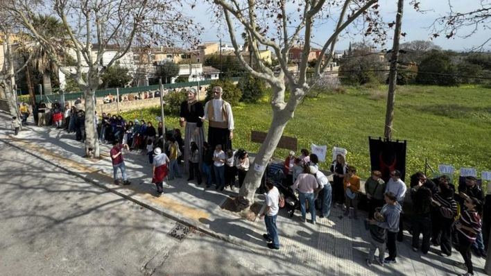 Una cadena humana reclama una plaza y un casal público en Son Sardina