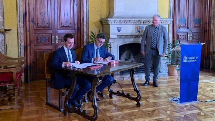 El vicepresidente y conseller de Economía, Hacienda e Innovación, Antoni Costa, y el presidente del Consell de Mallorca, Llorenç Galmés, firman el convenio.