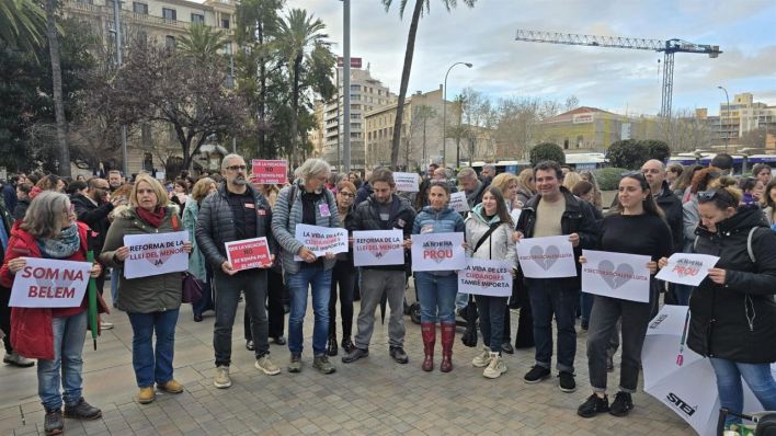 Más de un centenar de personas condenan en Palma el asesinato de la educadora social de Badajoz