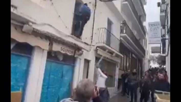 Vecinos de Sant Antoni estallan contra los 'okupantes' de una vivienda