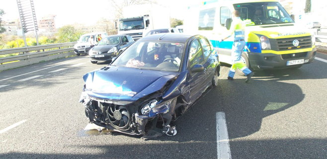 Un accidente provoca retenciones en la Vía de Cintura