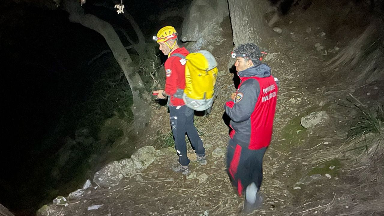 Dos bomberos, durante la búsqueda de los dos jóvenes en Estellencs. 