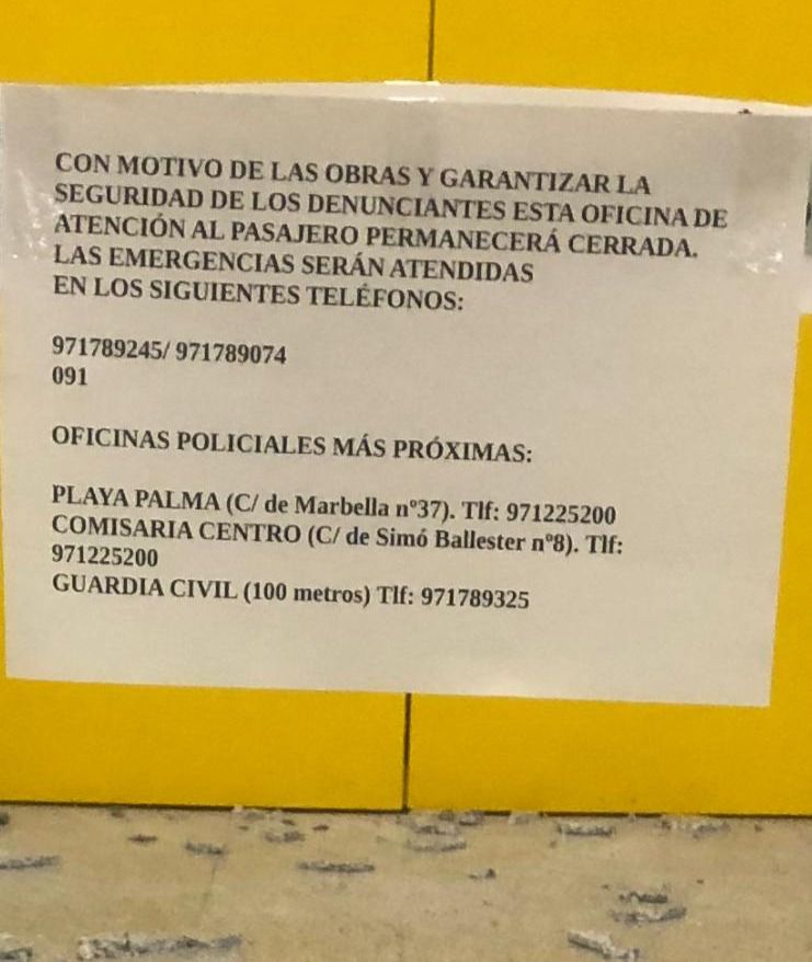 Cartel expuesto al lado de la comisaría de Son Sant Joan. 