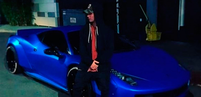 Justin Bieber Ferrari azul