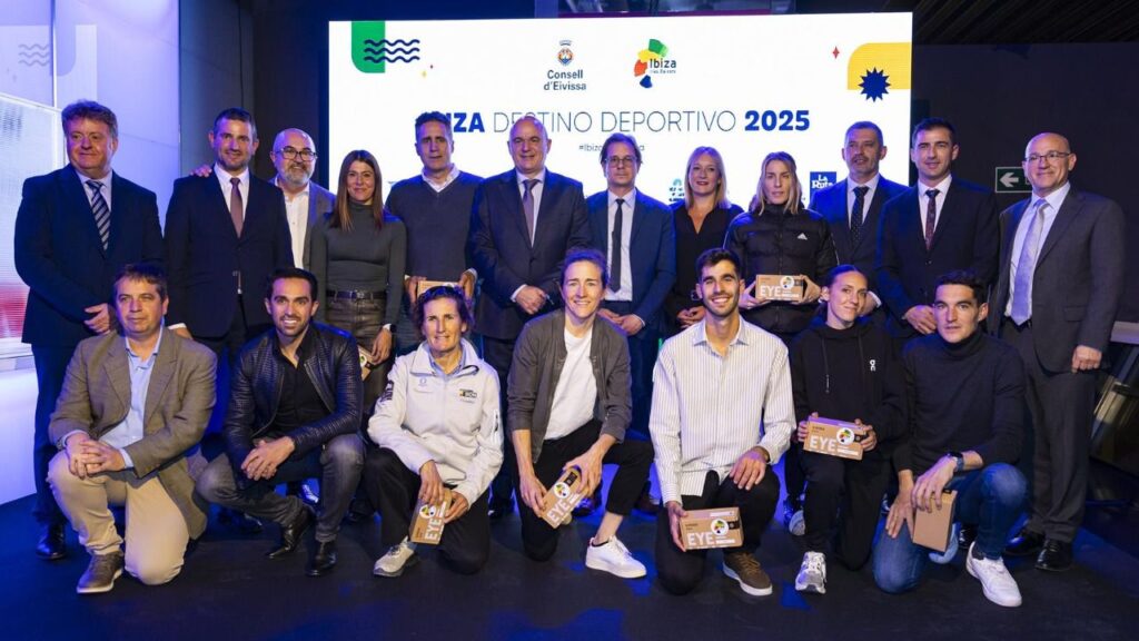 Autoridades y deportistas de élite en la presentación de 'Ibiza Destino Deportivo 2025'.