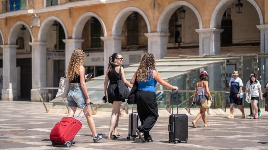 Turistas con sus maletas en la Plaza Mayor de Palma.