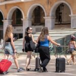Turistas con sus maletas en la Plaza Mayor de Palma.
